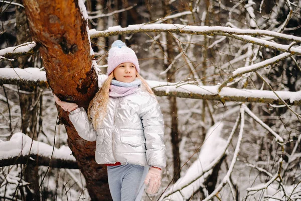 Uma Menina Uma Jaqueta Prata Inverno Sai Inverno — Fotografia de Stock