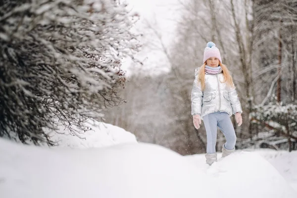 Uma Menina Uma Jaqueta Prata Inverno Sai Inverno — Fotografia de Stock