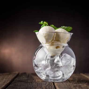 Dondurma kasesinde vanilyalı dondurma