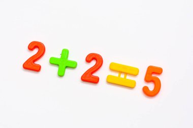 Matematik örneği: Bir artı iki, çocukların plastiklerinden beşine eşittir. İlkokulda matematikte ustalaşmanın ilk adımları. Basit eylem ve çözüm. Parlak