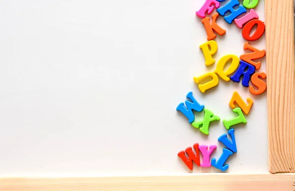 Çocuklara yazmayı ve okumayı öğretmek için İngilizce harfler tahtaya dağıtıldı. İngilizce alfvite