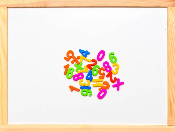 Çocuklara matematik öğretmek için çocuk sayıları. Yukarıdan bak. Rakamlar çok renkli..