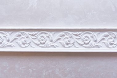 Lüks beyaz tasarım duvar kaplaması. Sıkışmış rokoko elementli.