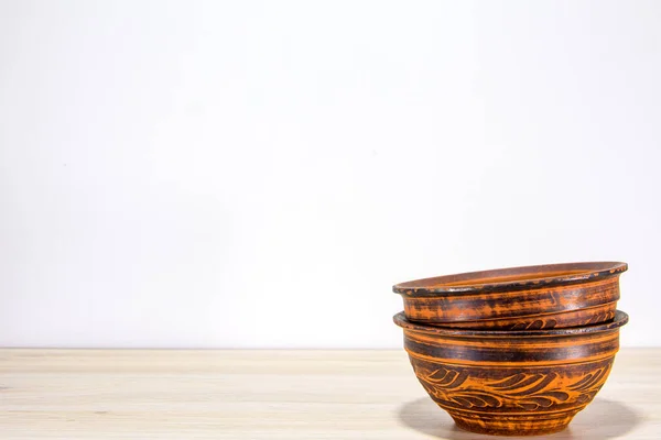 Masanın üzerindeki doğal kilden yapılmış iki kalın tabak. Çömlek sağlıklı bir yaşam ve düzgün beslenme biçimidir..