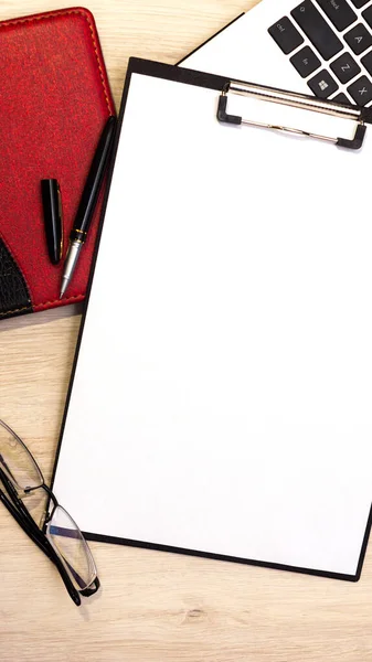 Aksesuarlı masa. Yukarıdan bak. Uzayı metin için kopyala. Not defteri, boş not defteri, kalem, hesap makinesi, hatırlatma.