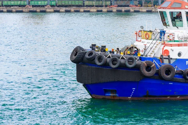 Odessa, UKRAINE - 1 Mart 2021 Odessa limanı kıyılarına römorkörler. Odessa limanı, Karadeniz, Ukrayna. Nehir ve deniz nakliye aracı olarak römorkör.