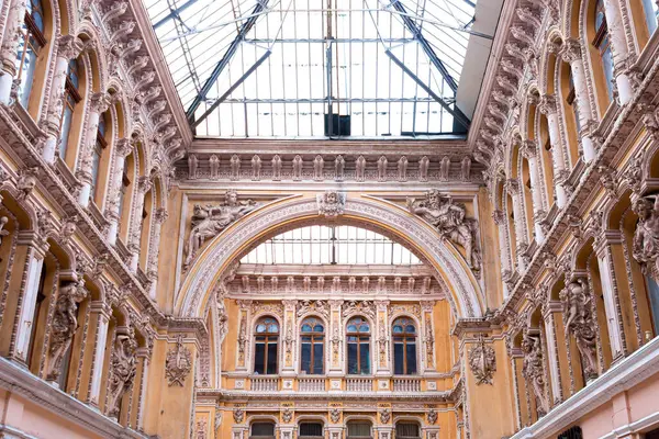 Odessa, Ukrayna - 1 Mart 2021. Odessa geçidinde güzel modern mimari. Odessa 'nın en büyük ilgi odağı 1899 tarihli 