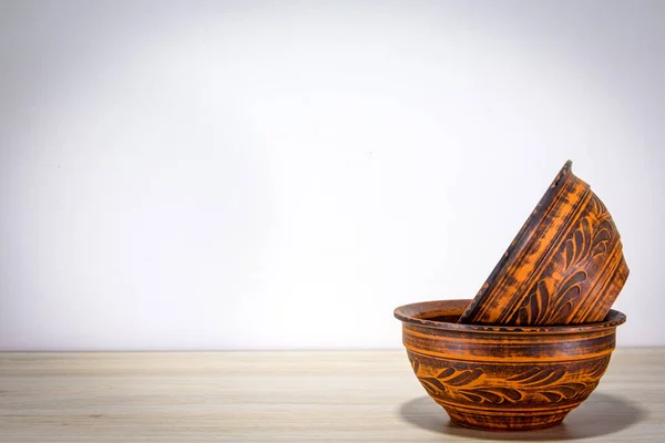 Masada iki seramik kalın tabak var. Seramik kaselerin dışında bir desen var..