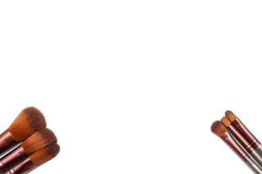 Kadın makyajı için profesyonel fırçalar. Aşırı görüş, makyaj fırçaları beyazda izole.