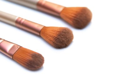 Kadın makyajı için profesyonel fırçalar. Yan görünüm, makyaj fırçaları beyaza izole edilmiş.