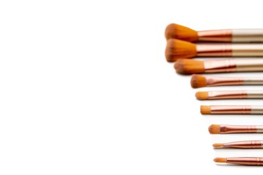 Makyaj fırçası seti. Seçici odak, beyaz arkaplan, izole et.