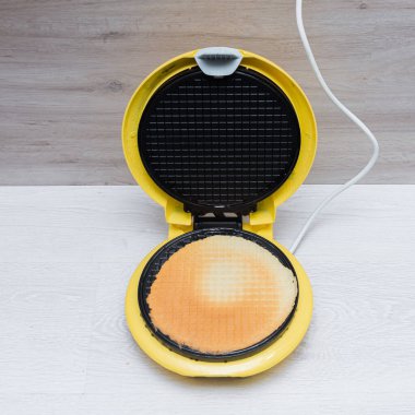 Waffle makinesiyle ev yapımı waffle hazırlıyorum. Waffle tüpü ya da Rolls Royce. Tatlı. Gıda Hazırlama Süreci.