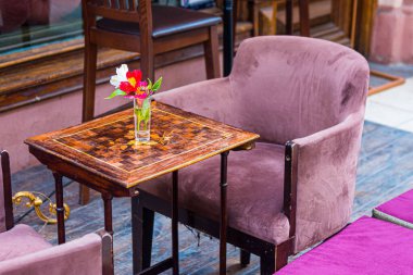 Odessa, UKRAINE - 1 Mart 2021 Bir masa ve 19. yüzyılın eski bir koltuğu Odessa geçidinin avlusunda.