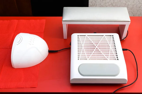 Manikür ustasının çalışma masası. Profesyonel manikür malzemeleri kırmızı masada..