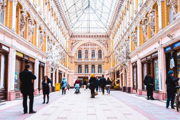 Odessa, Ukrayna - 1 Mart 2021. Geçiş izni. Odessa 'nın mimari binası. Turistler Odessa geçidinin avlusunda geziniyorlar. 19. yüzyıl barok tarzı..
