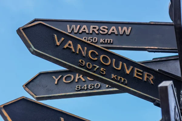 Vancouver şehri için bir işaret direği. İşaretçi postaneye yakın..