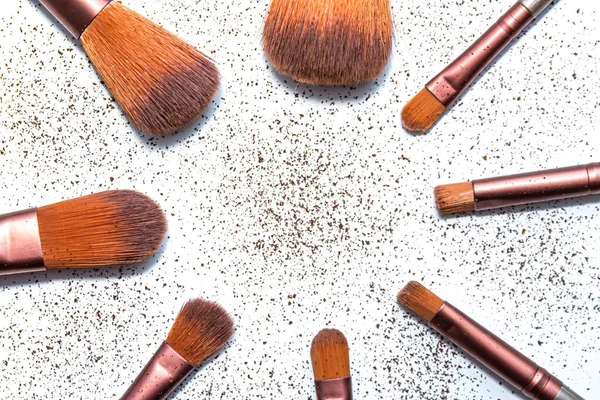 Makyaj fırçaları beyaz arka planda daire şeklinde dizilmiş. Göz farı ve kozmetik tozu sürmek için profesyonel fırçalar. Beyazı izole et.