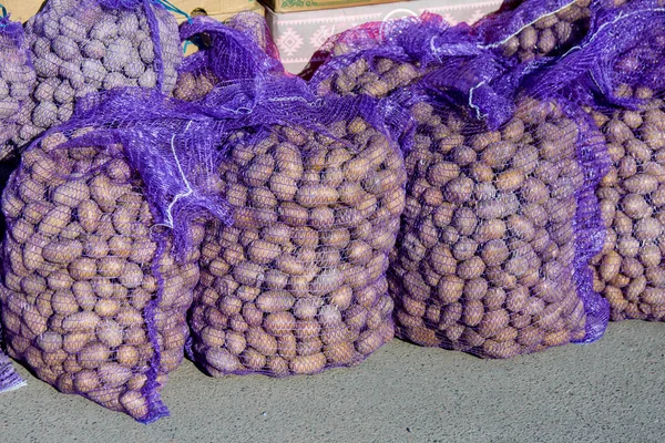 Ağlar içindeki doğal patatesler. Patatesler genelde pazarlarda böyle satılır..