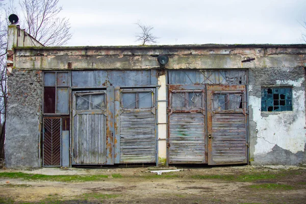 Porta Garagem Muito Antiga Para Armazenar Equipamentos Agrícolas Fotografias De Stock Royalty-Free