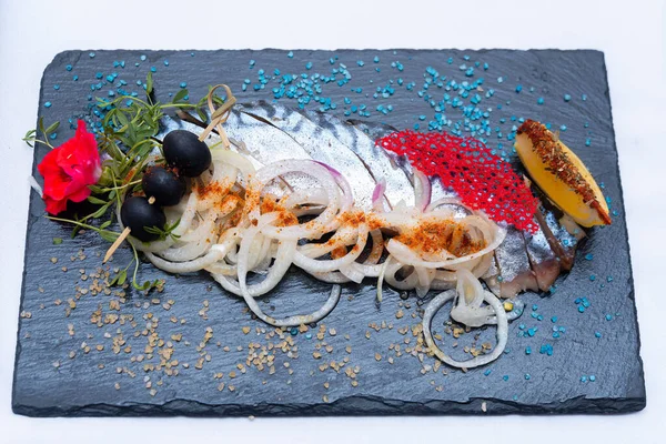 Uskumru balığı soğuk meze olarak servis edilir. Soğanlı ve otlu uskumru çok lezzetli ve sağlıklı bir yemektir. Omega vitaminleri.