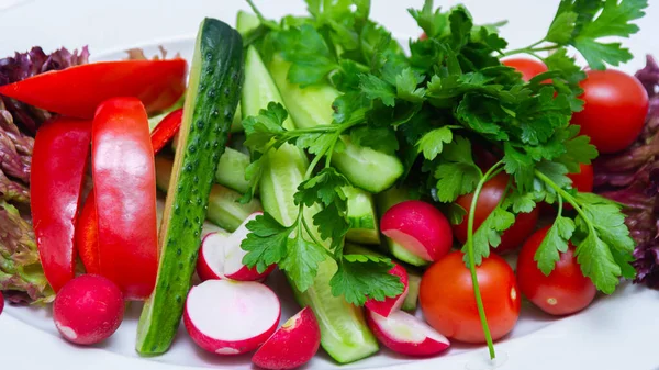 Soğan, turp, biber, lahana, maydanoz. Sağlıklı vejetaryen yemekleri. Sağlıklı vitaminler ve hafif yiyecekler.