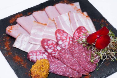 Güzel dekore edilmiş sosis ve jambon dilimleri. Ziyafet için hazırlık yapıyorum. Büfe, servis..