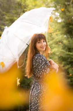 Cadılar Bayramı. Cadılar Bayramı pikniğinde neşeli bir ruh hali içinde güzel bir genç kadın. Ilık sonbahar ekim günü. Duygu kavramı.