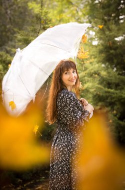 Cadılar Bayramı. Cadılar Bayramı pikniğinde neşeli bir ruh hali içinde güzel bir genç kadın. Ilık sonbahar ekim günü. Duygu kavramı.