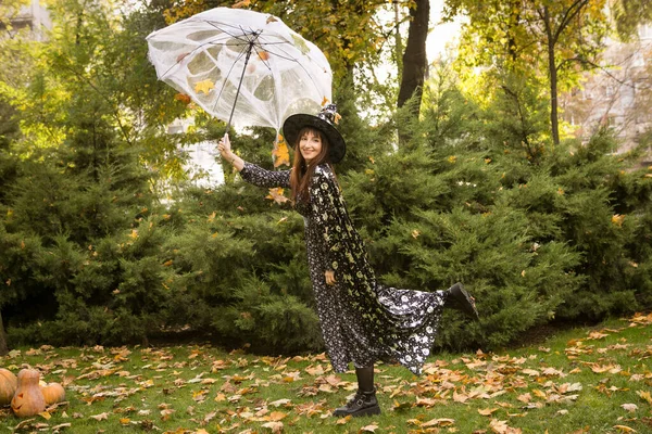 Halloween Piękna Młoda Kobieta Świątecznym Nastroju Pikniku Halloween Ciepły Jesienny — Zdjęcie stockowe