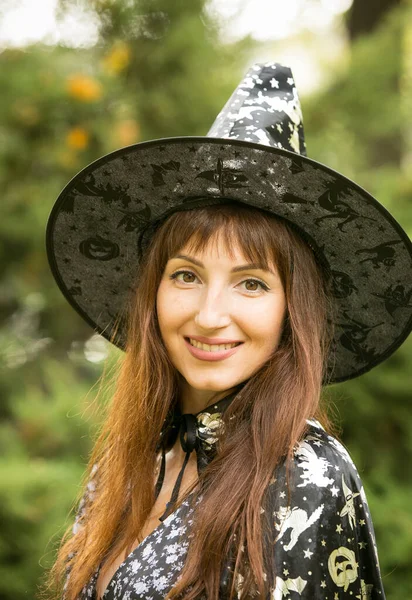 Halloween Mooie Jonge Vrouw Een Feestelijke Stemming Een Halloween Picknick — Stockfoto