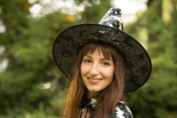 Halloween Piękna Młoda Kobieta Świątecznym Nastroju Pikniku Halloween Ciepły Jesienny — Zdjęcie stockowe