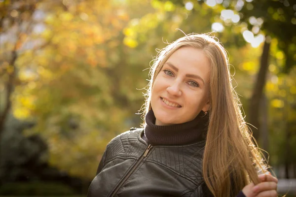 Schöne Junge Frau Auf Einem Hintergrund Von Herbstbäumen Emotionales Konzept — Stockfoto