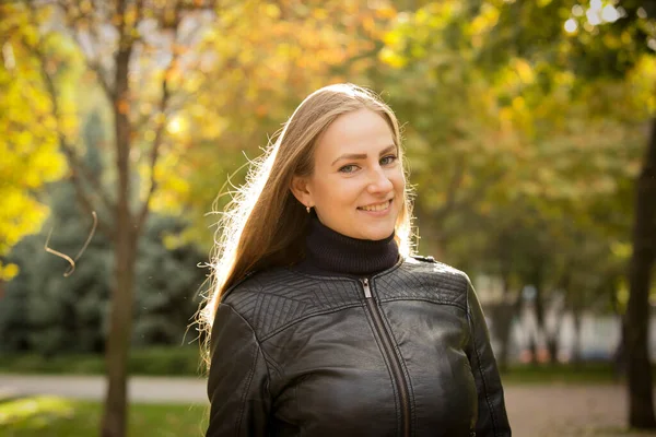 Schöne Junge Frau Auf Einem Hintergrund Von Herbstbäumen Emotionales Konzept — Stockfoto