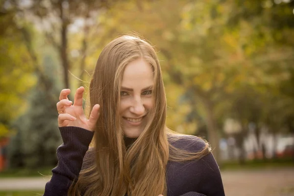 Hermosa Joven Sobre Fondo Árboles Otoño Concepto Emoción Caminar Parque — Foto de Stock