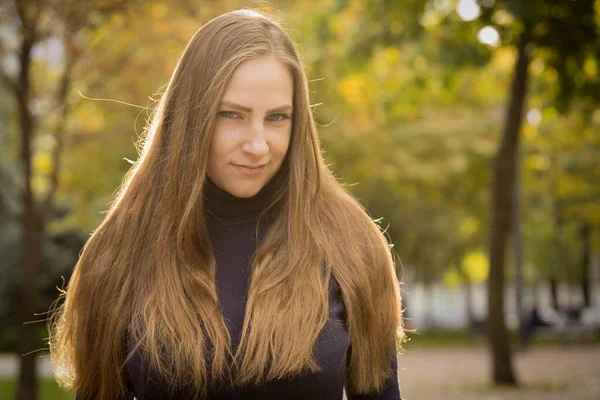 Schöne Junge Frau Auf Einem Hintergrund Von Herbstbäumen Emotionales Konzept — Stockfoto