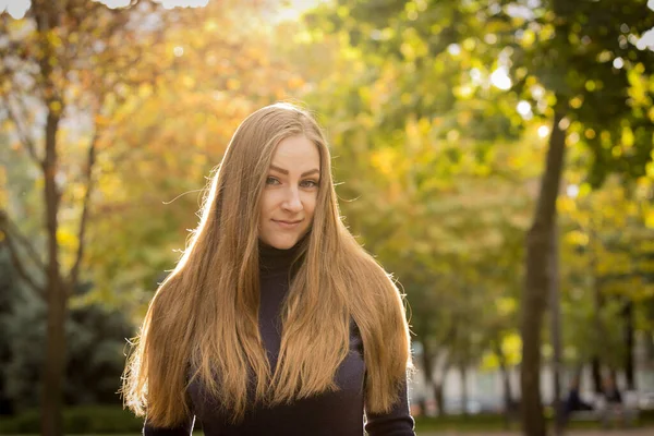 Schöne Junge Frau Auf Einem Hintergrund Von Herbstbäumen Emotionales Konzept — Stockfoto