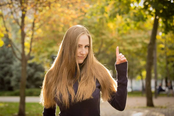 Schöne Junge Frau Auf Einem Hintergrund Von Herbstbäumen Emotionales Konzept — Stockfoto