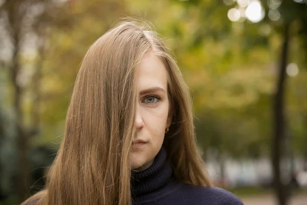 Schöne Junge Frau Auf Einem Hintergrund Von Herbstbäumen Emotionales Konzept — Stockfoto