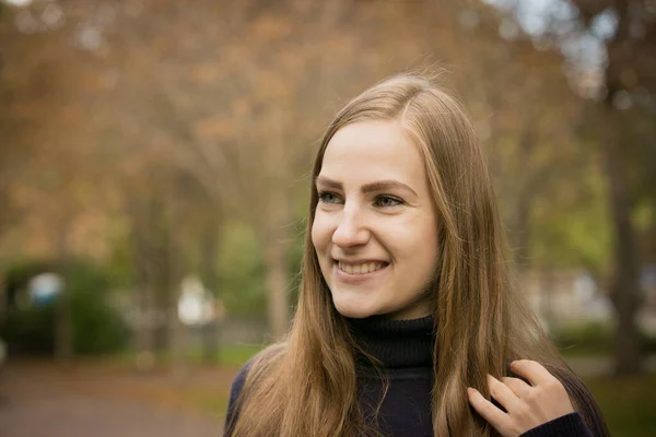 Vacker Ung Kvinna Bakgrund Höstträd Känslomässiga Begrepp Promenad Höstparken — Stockfoto