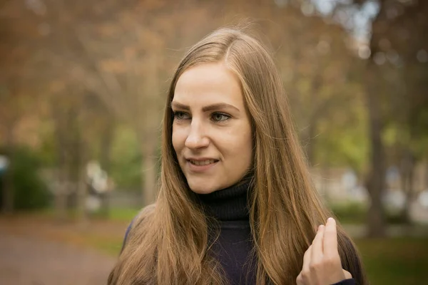 Schöne Junge Frau Auf Einem Hintergrund Von Herbstbäumen Emotionales Konzept — Stockfoto