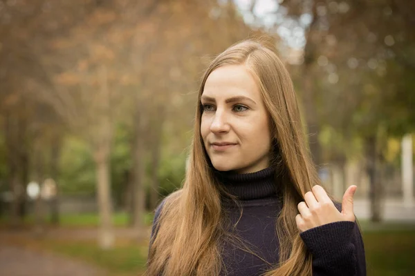 Vacker Ung Kvinna Bakgrund Höstträd Känslomässiga Begrepp Promenad Höstparken — Stockfoto