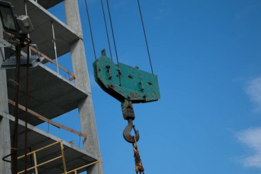 Bina. Mavi gökyüzüne karşı bir inşaat vincinin yakın çekimi.