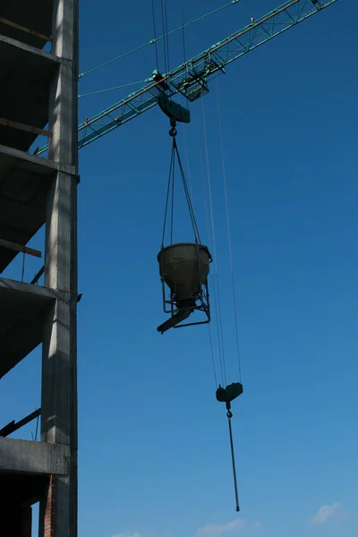 Gebouw Close Van Een Bouwkraan Die Een Container Beton Tegen — Stockfoto