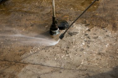 Kıştan önce şehir çeşmelerini temizliyorum. İşçiler mevsim boyunca yerleşen çamuru temizliyor..