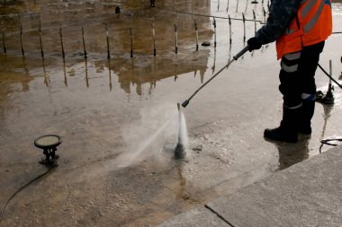 Kıştan önce şehir çeşmelerini temizliyorum. İşçiler mevsim boyunca yerleşen çamuru temizliyor..