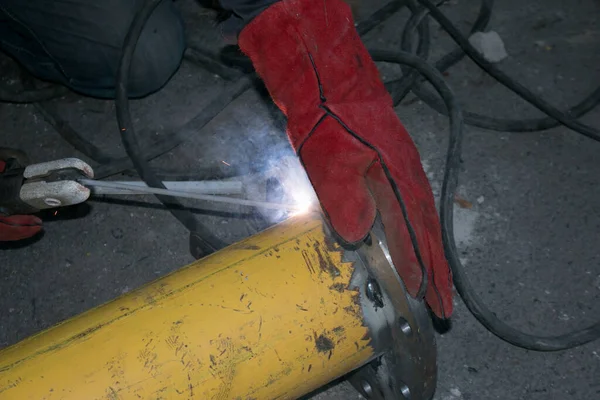 用这个工具工作 一个在焊机上工作的人的手焊点火花 — 图库照片