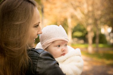 Anne ve kızı sonbahar parkında. Duygu konsepti. Arka plan çekimi.