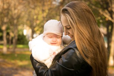 Anne ve kızı sonbahar parkında. Duygu konsepti. Arka plan çekimi.