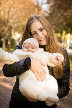 Anne ve kızı sonbahar parkında. Duygu konsepti. Arka plan çekimi.