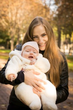 Anne ve kızı sonbahar parkında. Duygu konsepti. Arka plan çekimi.